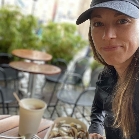 Meet your Posher, Gretchen - Picture 2 of 2